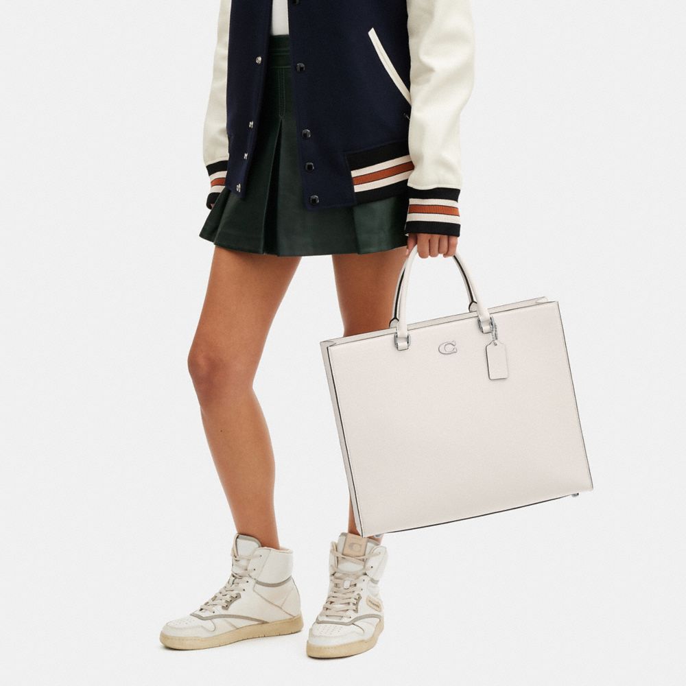 White Coach Tote 40 With Signature Canvas Chalk Women Tote Bag | SG_CH58582